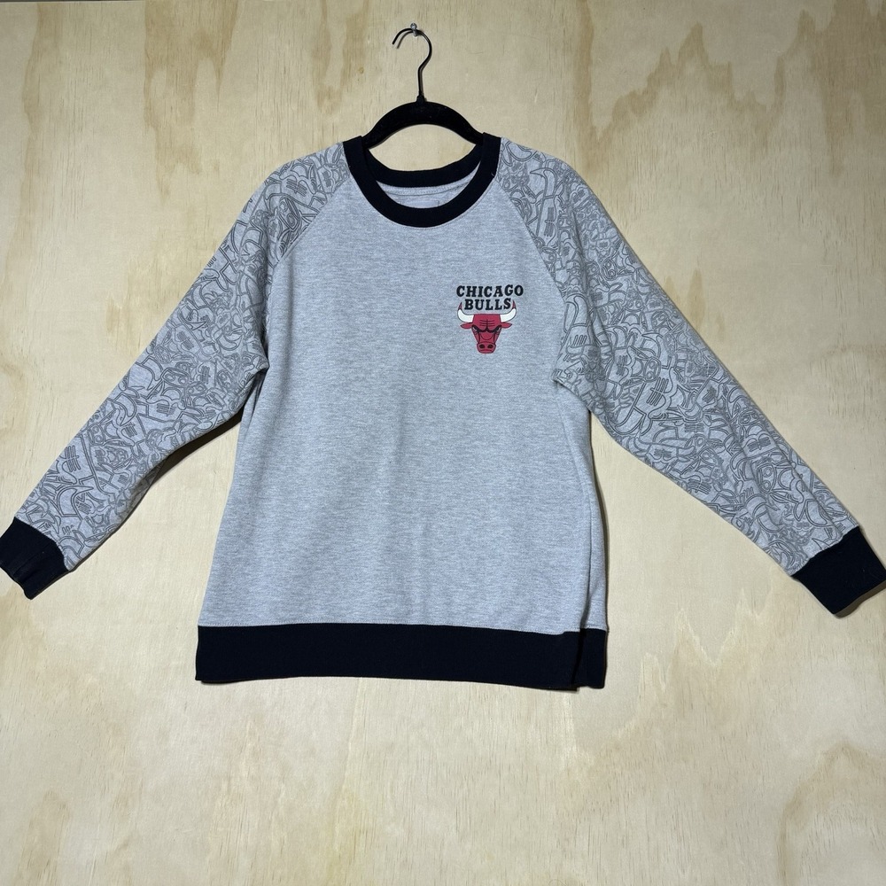 Vintage Chicago Bulls NBA Woman's Medium Crewneck Sweatshirt Gray Black Graphic